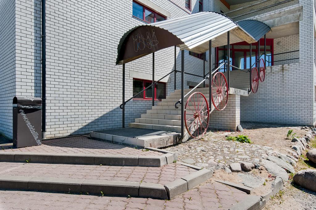 Veskisilla Hotel Turi Exterior photo